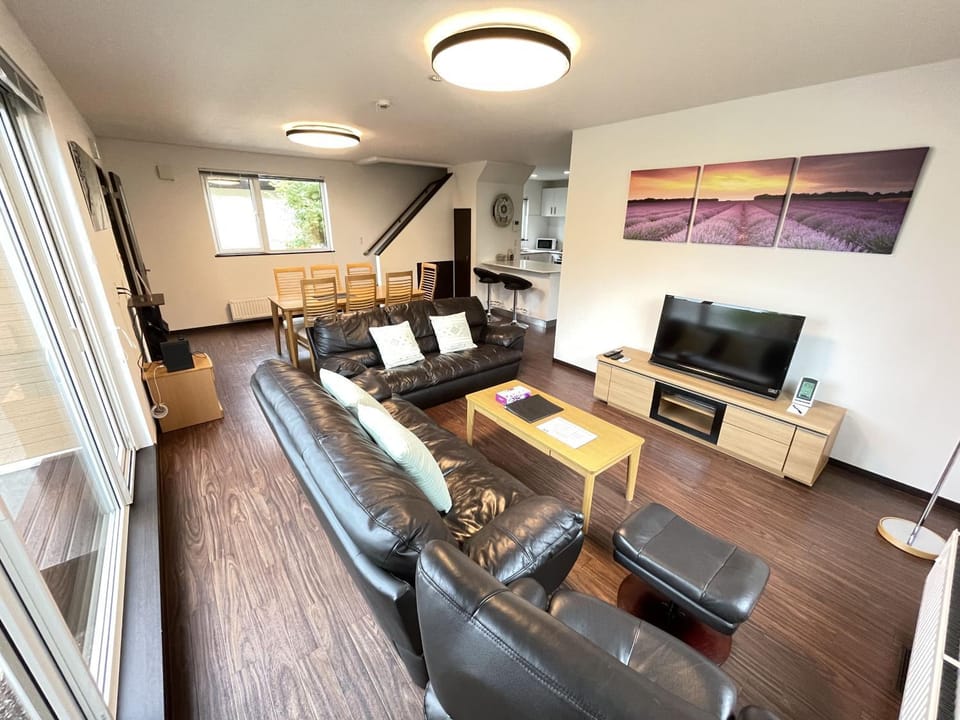 TV and multimedia, Kitchen or kitchenette, Living room, Seating area, Dining area