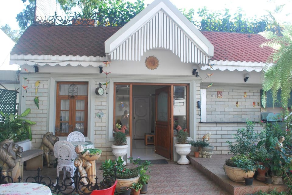 Facade/entrance, Balcony/Terrace, Garden view