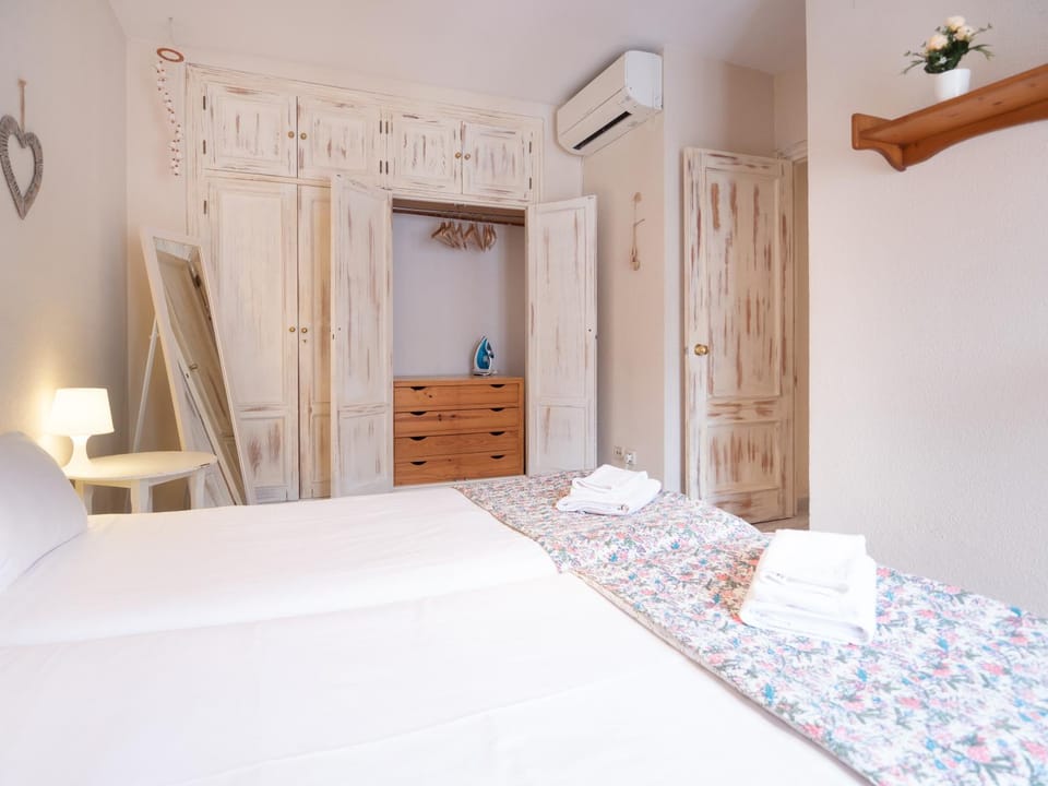 Bed, Photo of the whole room, Decorative detail, Bedroom, air conditioner