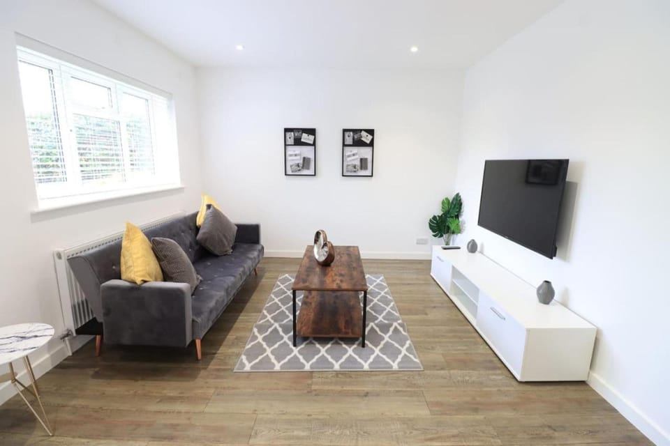 Detached Bungalow I Sleeps 7 I Driveway Parking I Excellent Location I Fast WiFi I Self-Check-In I By Yoko Property House in Northampton