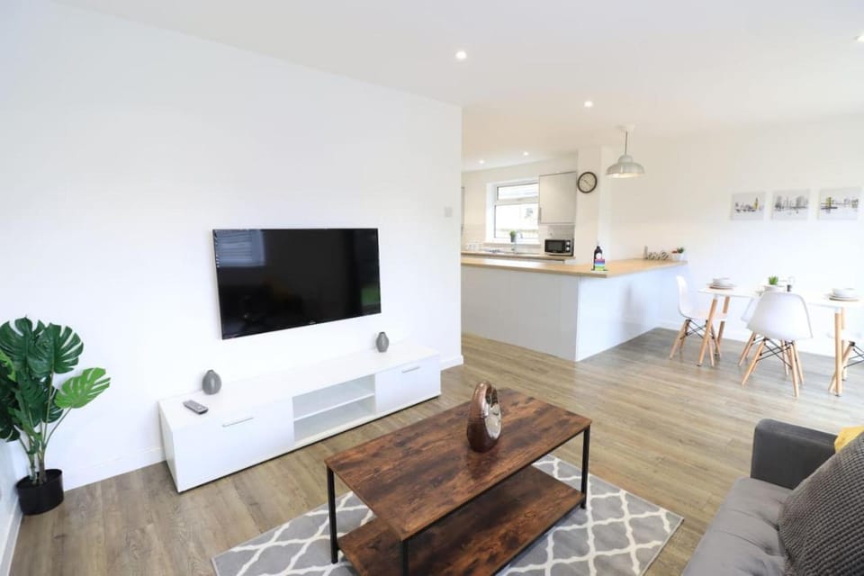 Detached Bungalow I Sleeps 7 I Driveway Parking I Excellent Location I Fast WiFi I Self-Check-In I By Yoko Property House in Northampton