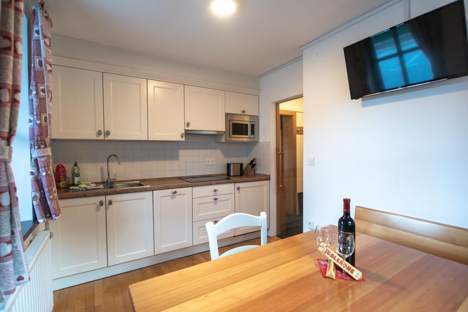 TV and multimedia, Kitchen or kitchenette, Dining area, minibar, stove