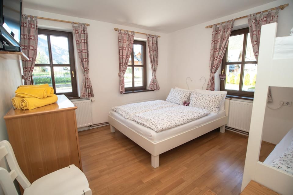 Bed, TV and multimedia, Photo of the whole room, Bedroom, towels