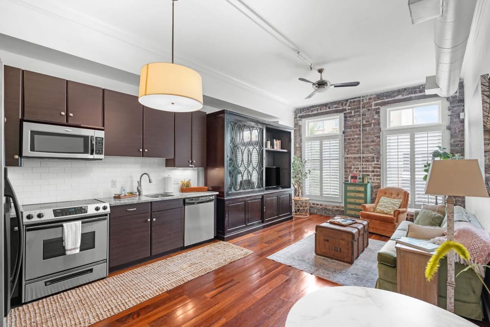 Knockout Loft- Near Plant Riverside Apartment in Savannah