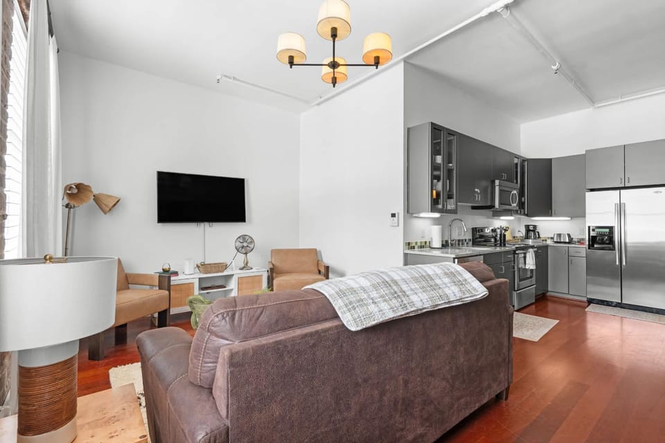 Downtown Loft- Steps away from Plant Riverside! Apartment in Savannah