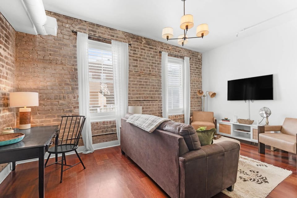 Downtown Loft- Steps away from Plant Riverside! Apartment in Savannah