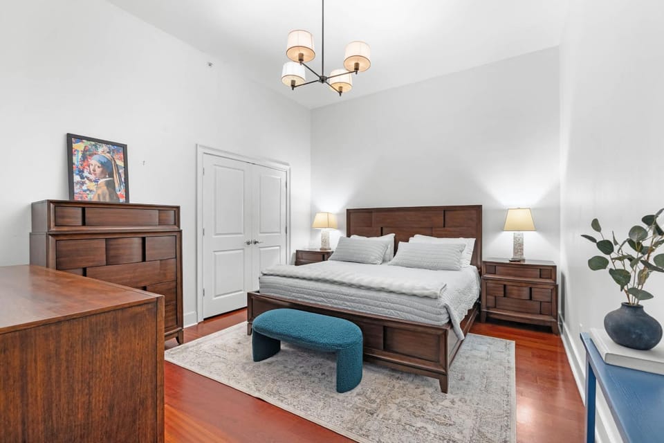Downtown Loft- Steps away from Plant Riverside! Apartment in Savannah