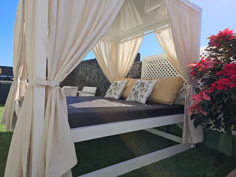 Casa Villa Portuguesa (piscina climatizada) Villa in Isla de Lanzarote