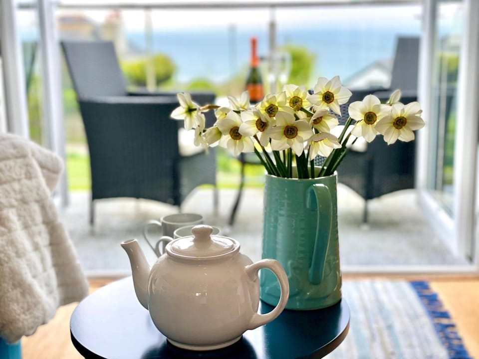Coffee/tea facilities, View (from property/room), Balcony/Terrace, Living room, Seating area, Dining area, Sea view