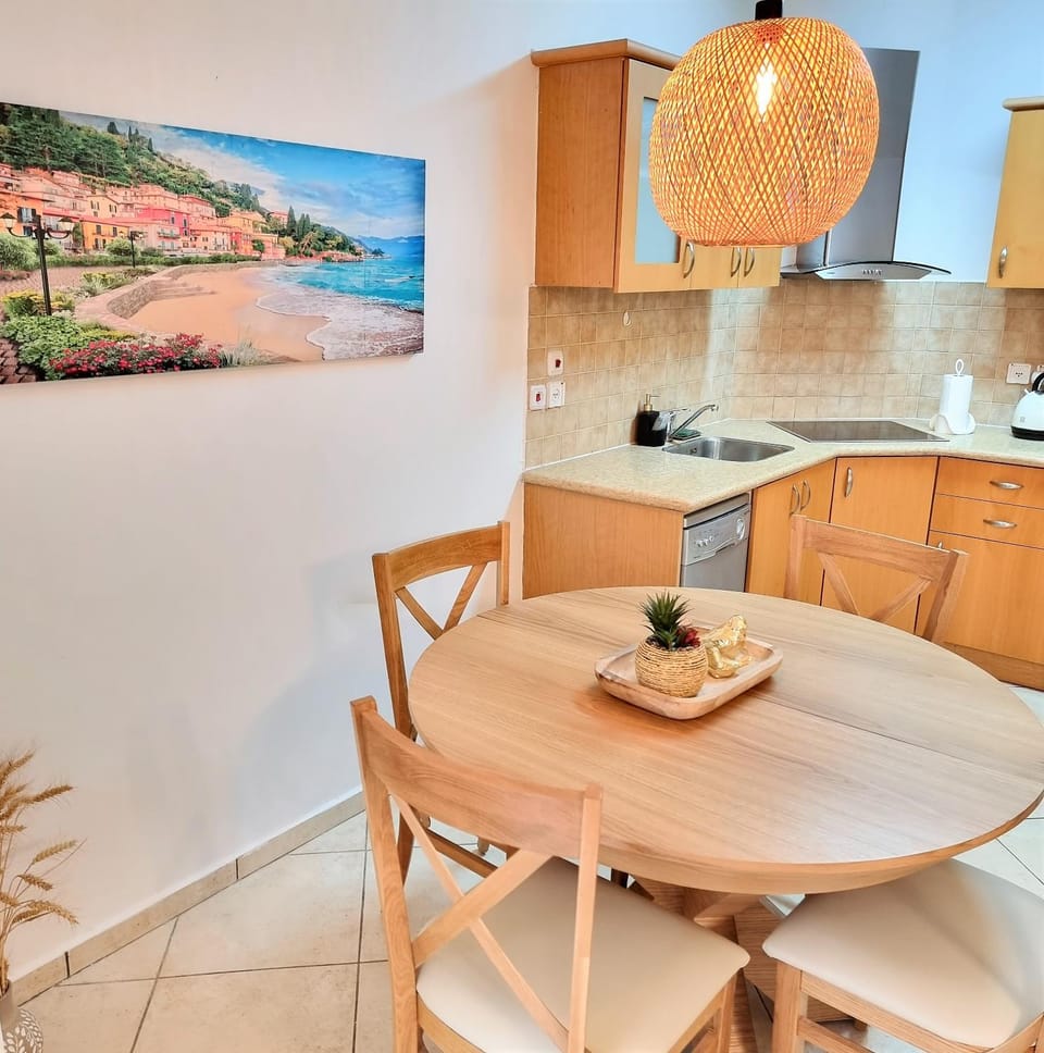 Food close-up, Kitchen or kitchenette, Dining area, On site, minibar, pet friendly, stove, kitchen, air conditioner