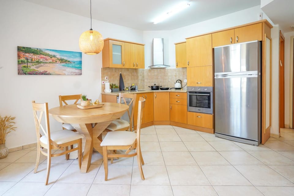 Coffee/tea facilities, Dining area, minibar, pet friendly, stove, kitchen, air conditioner