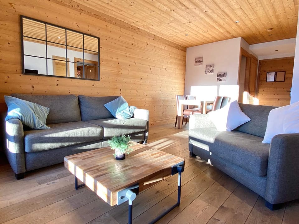 Living room, Dining area, Mountain view