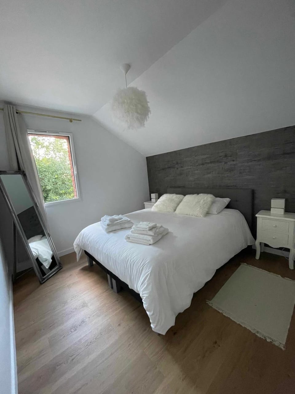 Photo of the whole room, Bedroom