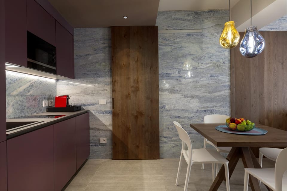 Kitchen or kitchenette, Dining area