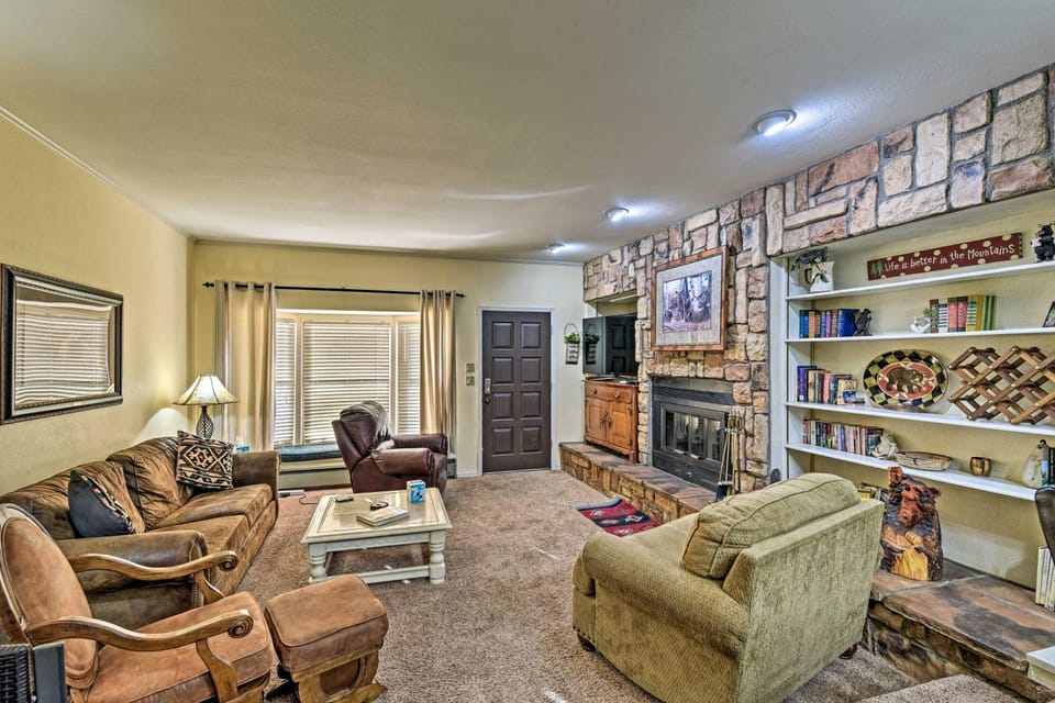 Red River Townhome with Balcony & Mtn Views! House in Red River