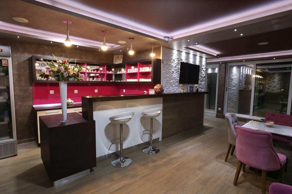 Communal lounge/ TV room, Lounge or bar, Decorative detail, Seating area, Area and facilities