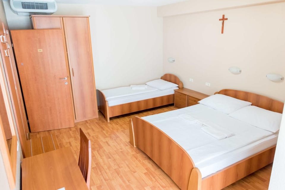 Bed, Bedroom, wardrobe, air conditioner