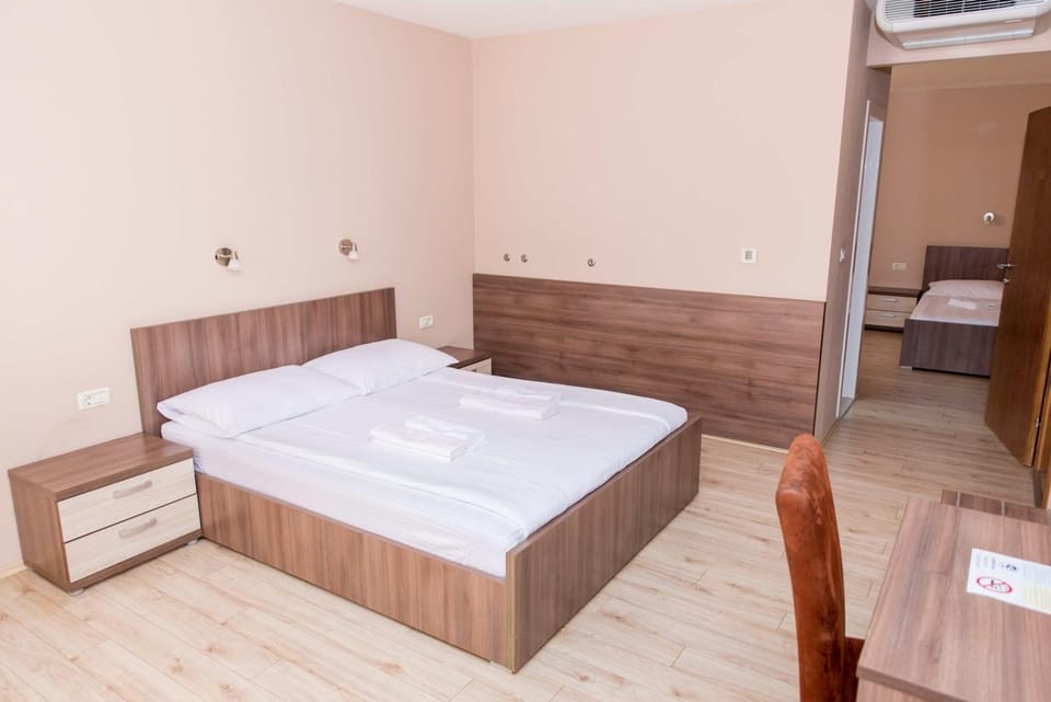 Bed, Bedroom, air conditioner