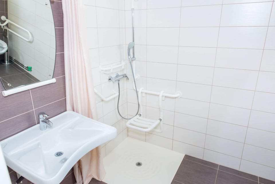 Shower, Toilet, Bathroom, Facility for disabled guests, acessibility