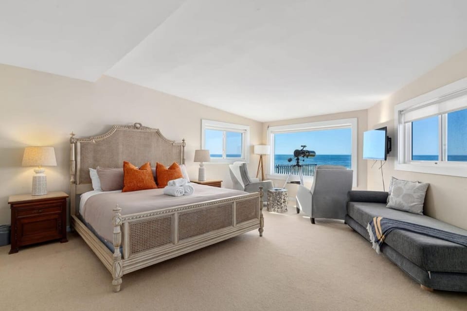 Bed, Photo of the whole room, Seating area, Bedroom, Sea view