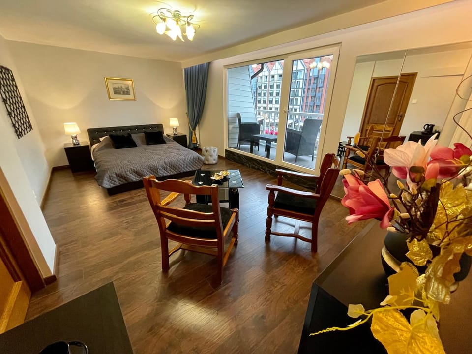Restaurant/places to eat, Bed, View (from property/room), Balcony/Terrace, Balcony/Terrace, Living room, Photo of the whole room, City view, City view, Landmark view, Landmark view, River view, River view, Street view, Street view, Quiet street view