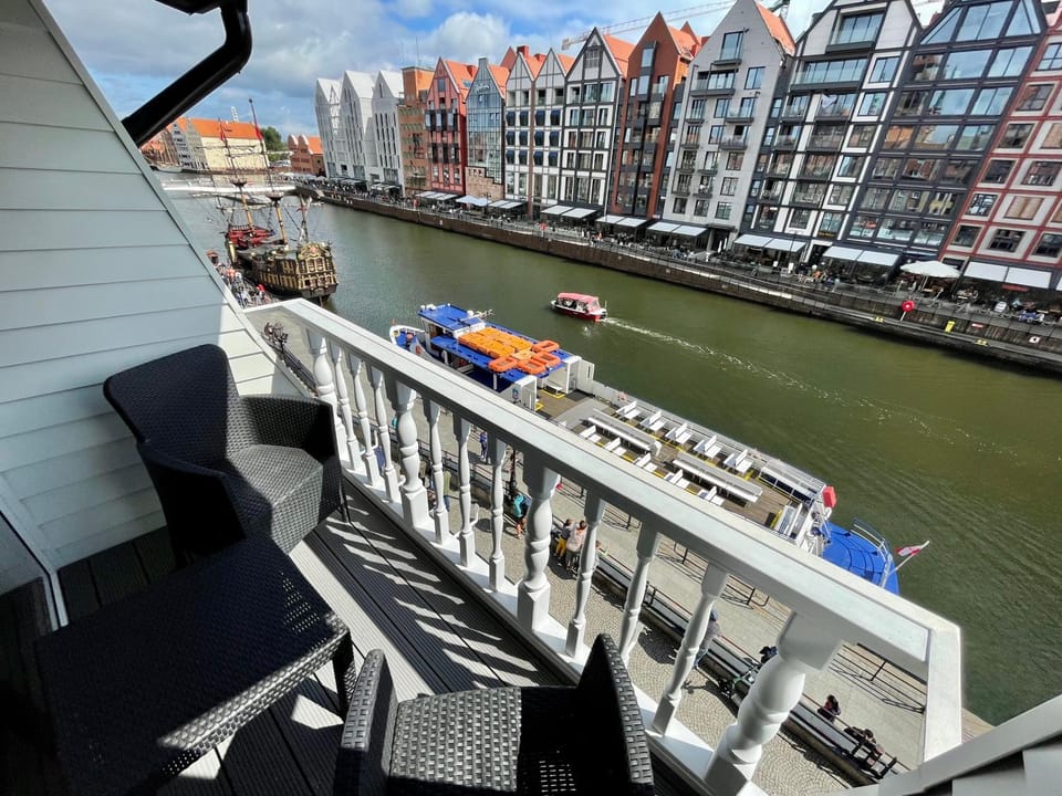 Restaurant/places to eat, Off site, Activities, Balcony/Terrace, City view, City view, Landmark view, Landmark view, River view, River view, Quiet street view