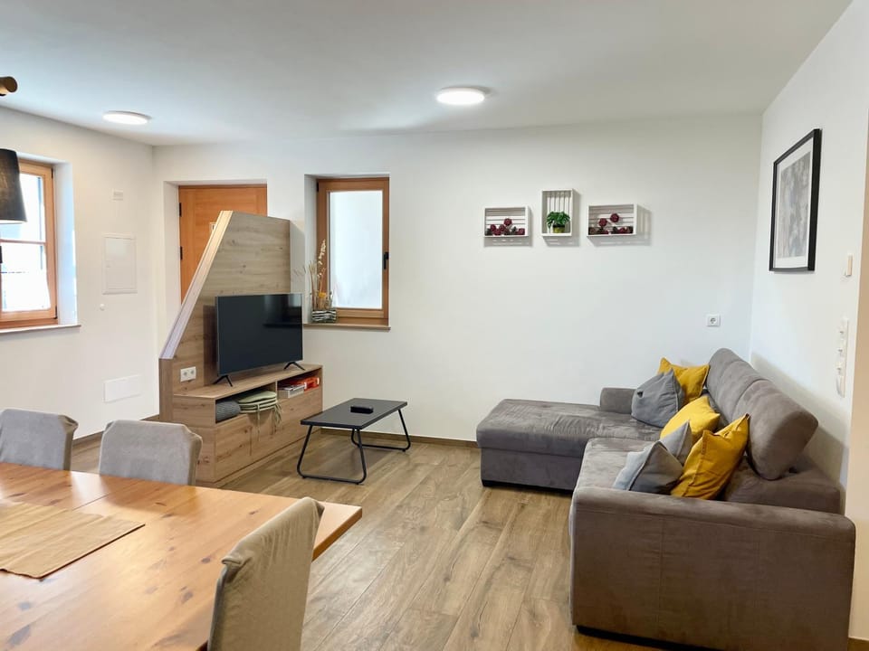 TV and multimedia, Living room, Seating area, Evening entertainment
