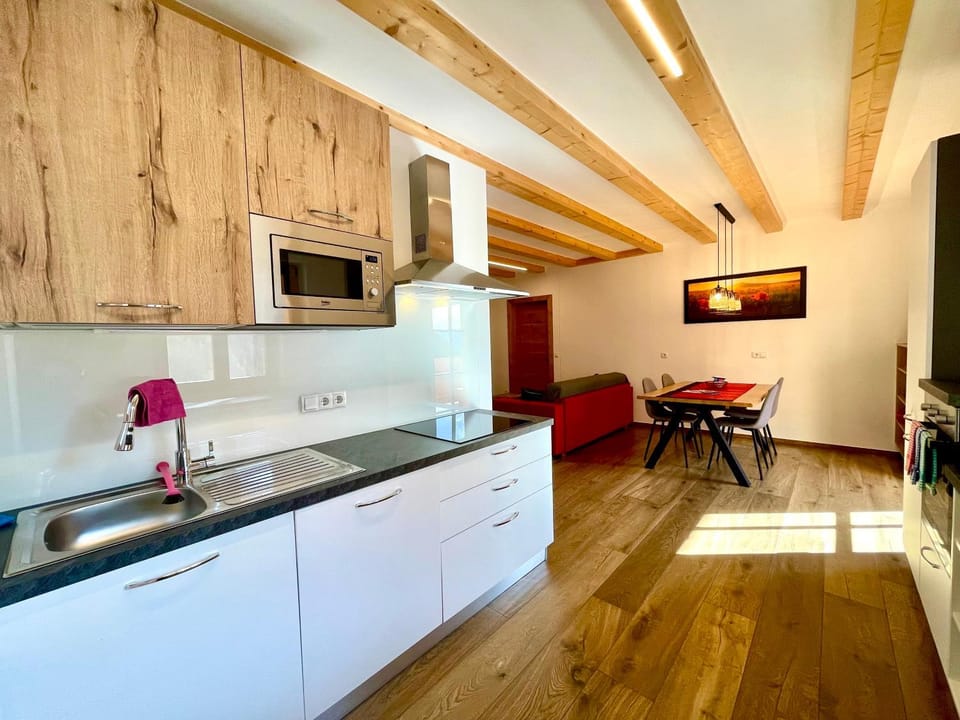 Kitchen or kitchenette, Living room, Seating area, Dining area, oven, stove