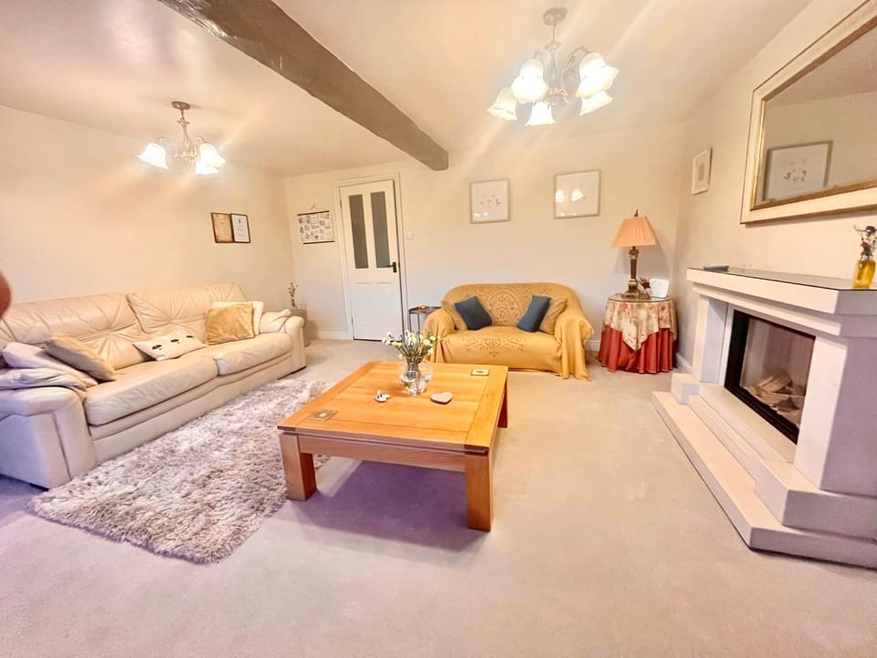 Tilly Cottage - overlooking Pendle Hill House in Pendle District