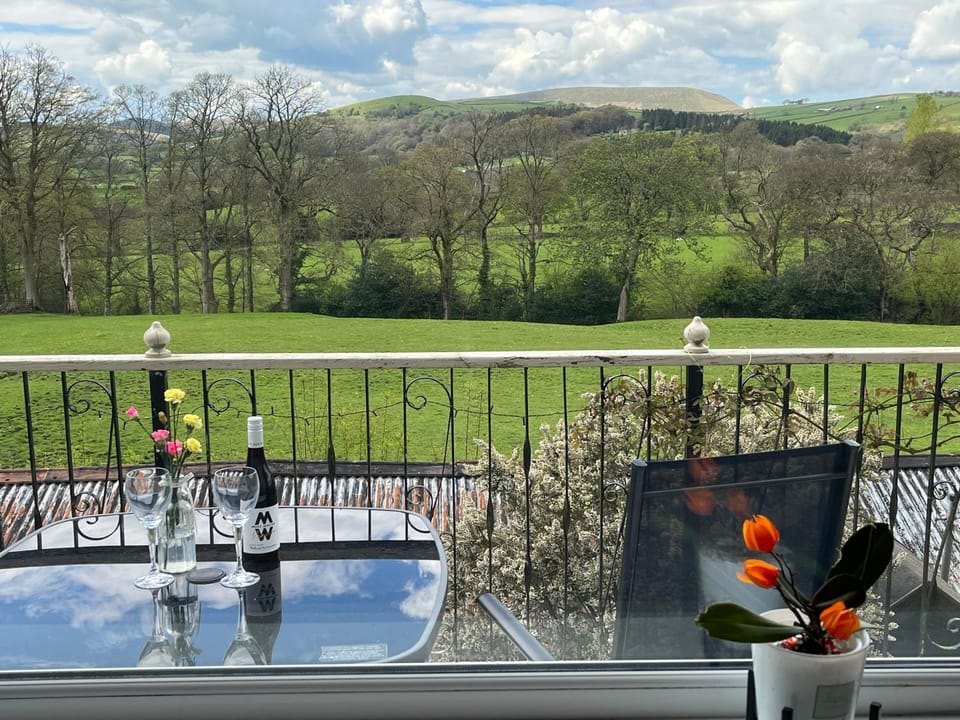 Tilly Cottage - overlooking Pendle Hill House in Pendle District