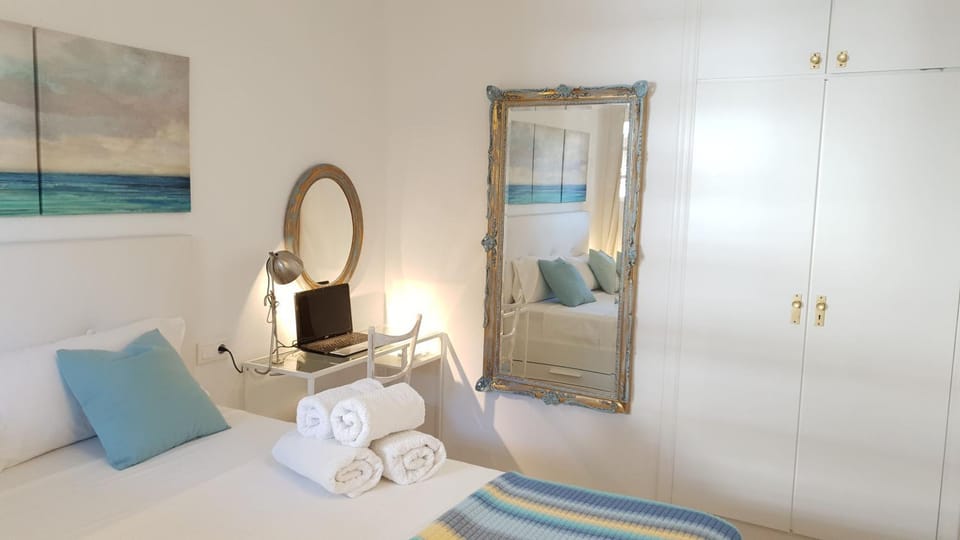 Seating area, Bedroom, wardrobe