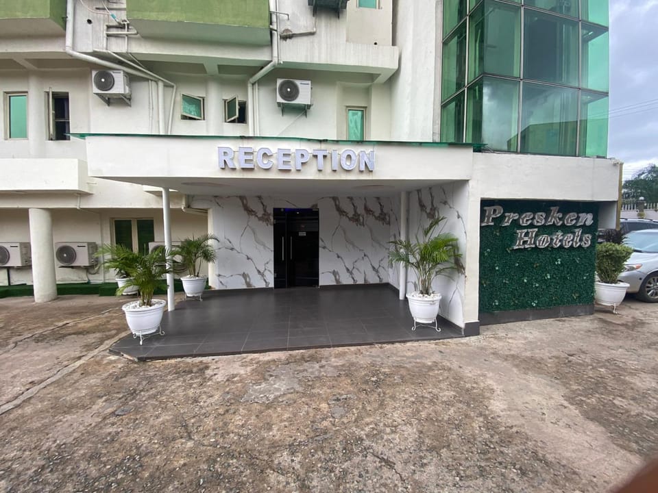 Facade/entrance
