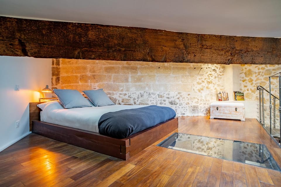 Photo of the whole room, Bedroom