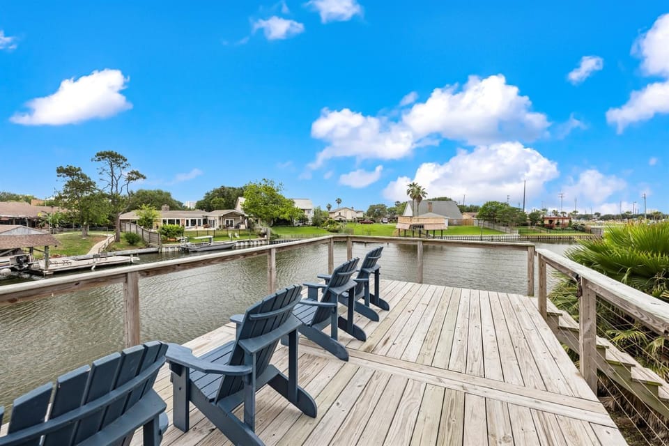 Lakeview Landing Boat Lift Multi-Level Deck Walk to Moody Gardens House in Galveston Island