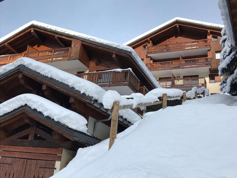 Appartement lumineux 2 chambres, parking, terrasse, proche commerces et pistes à Arêches-Beaufort Apartment in Haute-Savoie