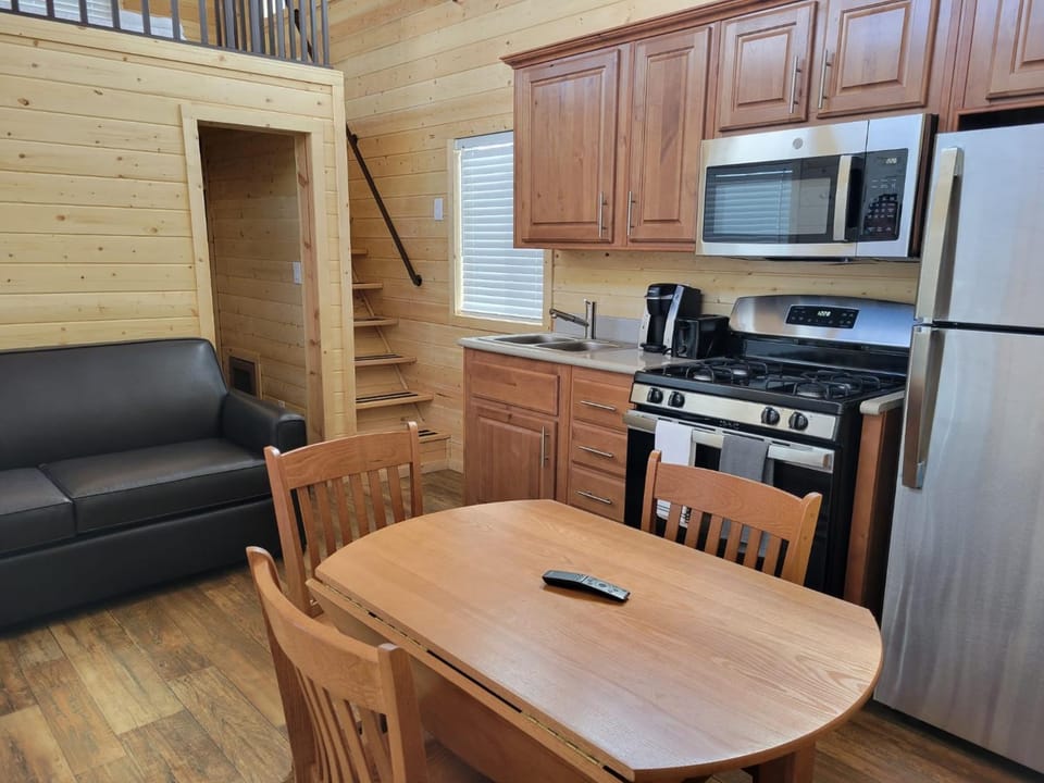 Kitchen or kitchenette, Living room, Seating area, Dining area, pet friendly, stove