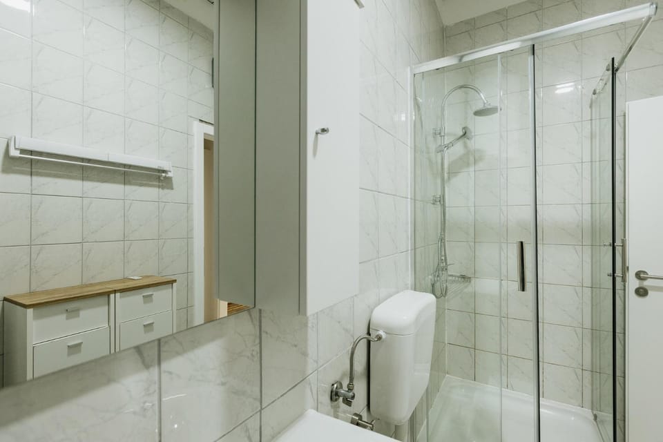 Shower, Toilet, Bathroom, towels