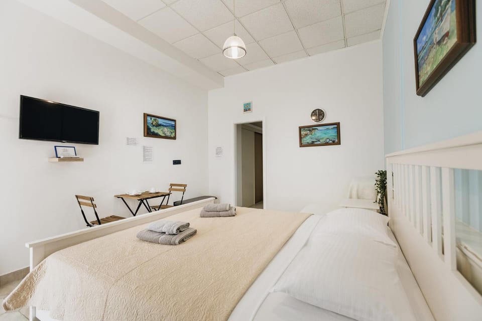 Bed, TV and multimedia, Evening entertainment, Bedroom