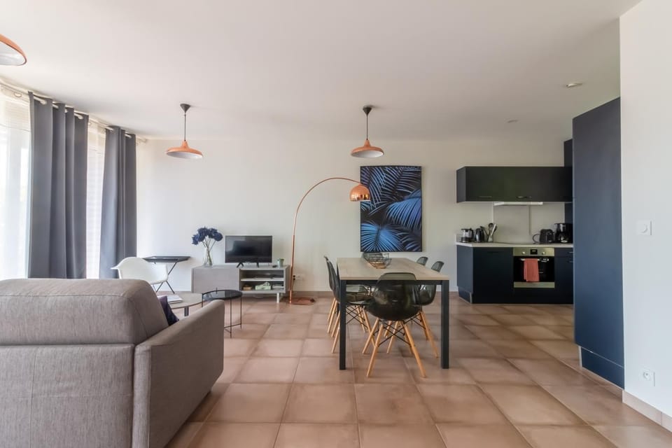 TV and multimedia, Coffee/tea facilities, Living room, Dining area, furniture, stove, toaster, kitchen