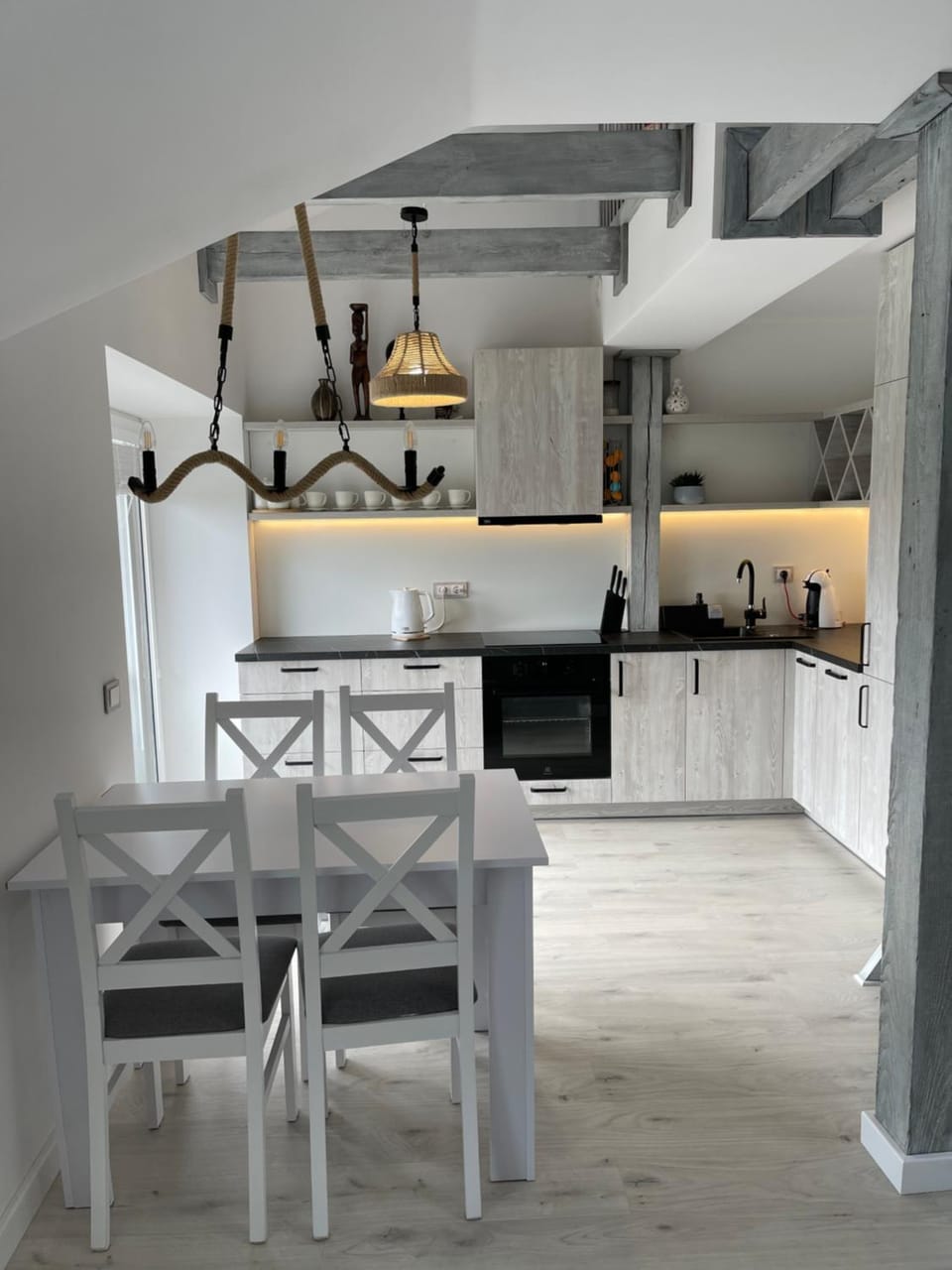 Kitchen or kitchenette, Dining area