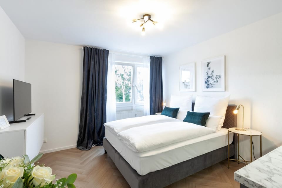 Bed, TV and multimedia, Bedroom