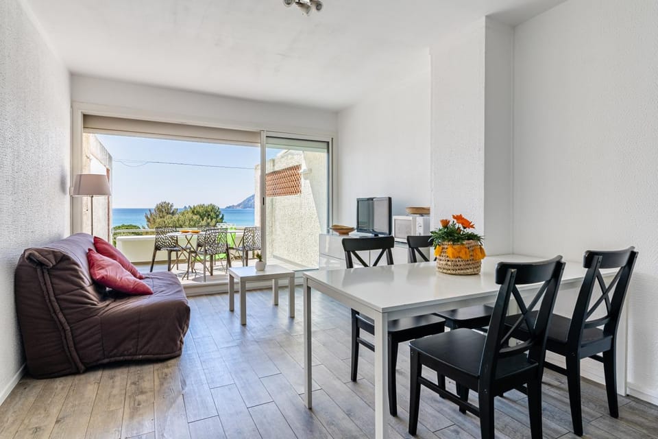 Natural landscape, View (from property/room), Balcony/Terrace, Living room, Seating area, Dining area