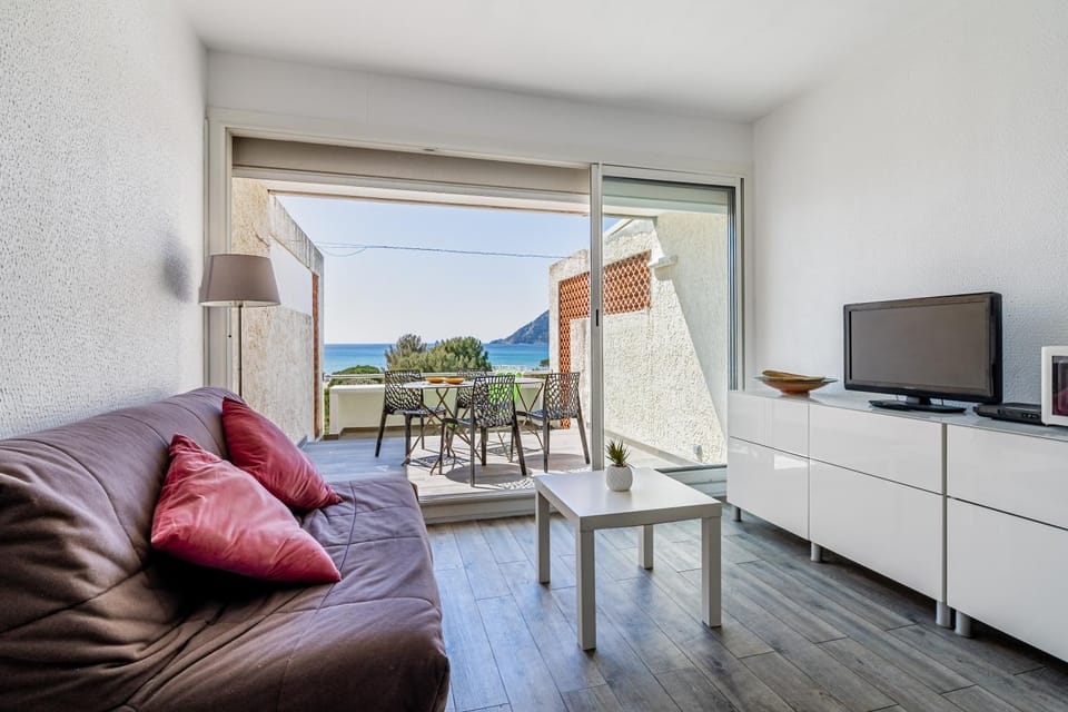 Natural landscape, TV and multimedia, View (from property/room), Balcony/Terrace, Living room, Seating area, Dining area, Mountain view, Sea view
