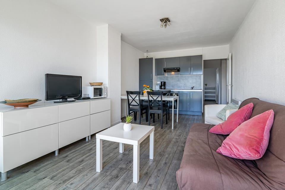 Communal lounge/ TV room, TV and multimedia, Kitchen or kitchenette, Living room, Seating area, Dining area, minibar, pet friendly, stove
