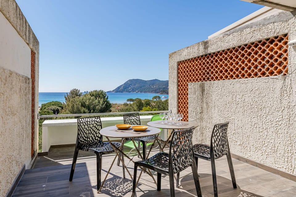 Day, Natural landscape, View (from property/room), Balcony/Terrace, Seating area, Dining area, Mountain view, Sea view
