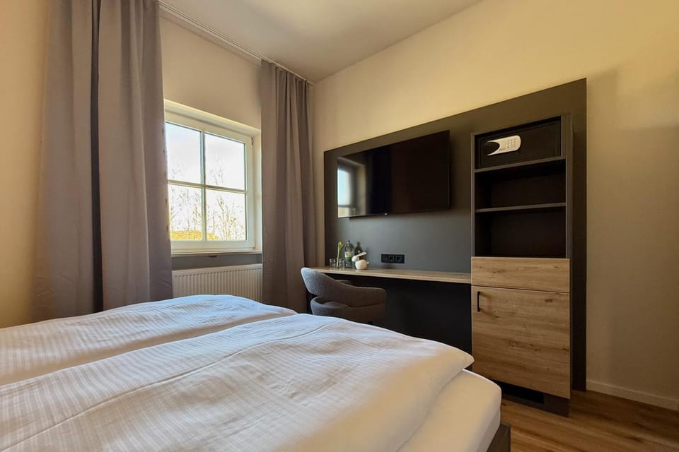 Bed, TV and multimedia, Photo of the whole room, Bedroom