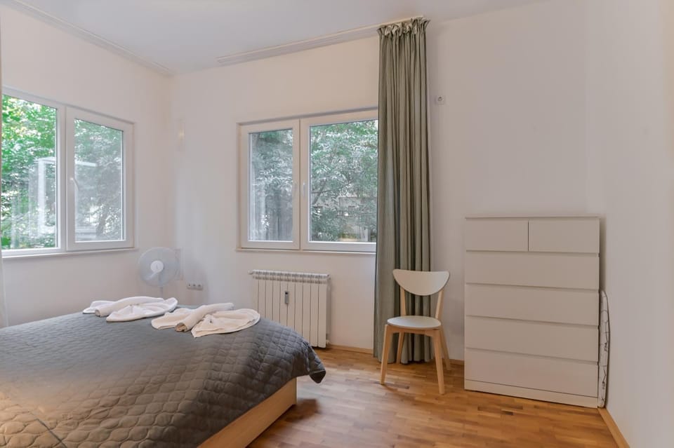 Bed, Photo of the whole room, Bedroom, heating, towels, wardrobe