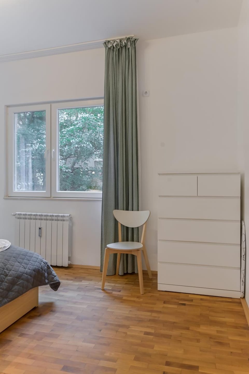 Bedroom, heating, wardrobe