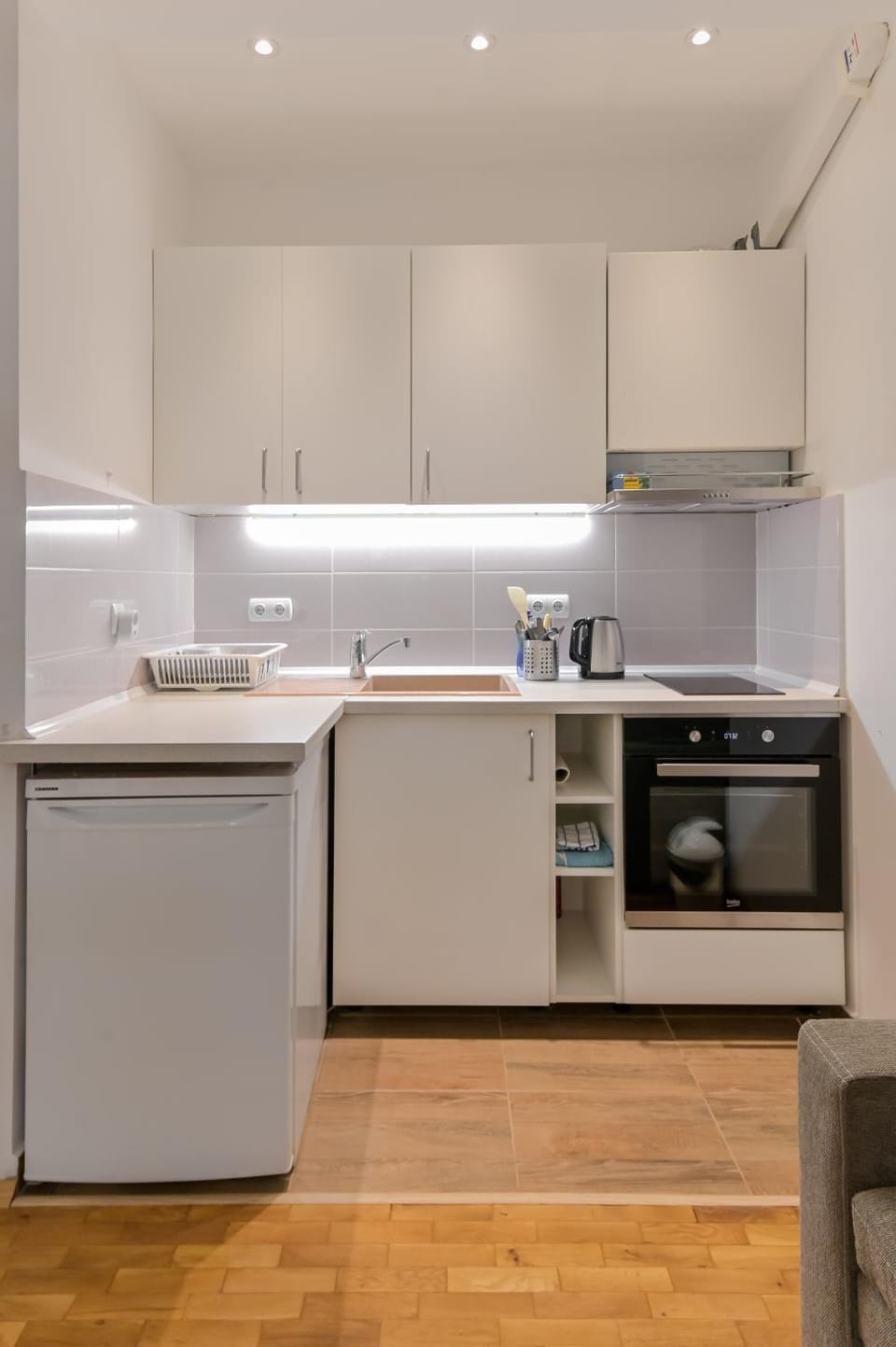 Kitchen or kitchenette, Photo of the whole room, minibar, oven, stove, kitchen
