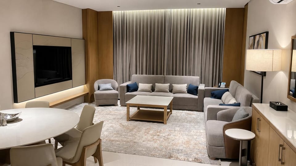 TV and multimedia, Living room, Seating area, Dining area